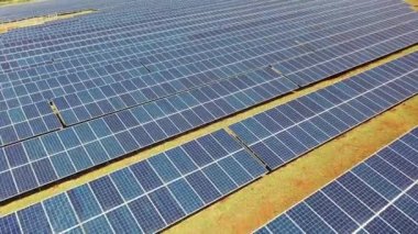 Kırsal kesimdeki güneş panelleri alanı. İklim değişikliğinin kontrolü için temizlik enerjisi. Çevre emisyonlarında azalma. Fotovoltaik güneş panelleri çiftliği. Yeşil enerji üretimi.