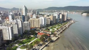 Kıyı şehri Santos Sao Paulo Brezilya 'nın havadan geniş bir alanı. Sao Paulo 'nun Güney Sahili' nin popüler sahil seyahatleri. Tropik seyahat ve kıyı manzarası.
