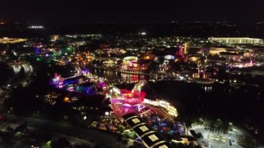 Orlando Florida USA şehir merkezindeki eğlence parkında gece manzarası. Lunaparktaki gece eğlencesi. Orlando Florida şehir merkezinde renkli bir eğlence..