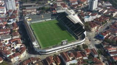 Sao Paulo Brezilya 'nın Coastal City şehrindeki ünlü Urbano Caldeira Stadyumu' nun geniş bir yelpazesi var. Spor merkezi stadyum sahası. Futbol sahası hava manzarası.