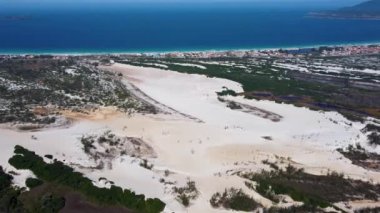 Rio de Janeiro Brezilya 'nın kıyı kenti Lakes Region turizm bölgesinin turkuaz suyu. Brezilya Karayipleri. Yaz seyahatleri. Tropikal manzara.