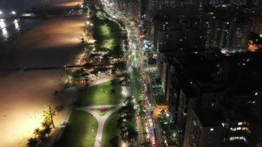 Santos Sao Paulo Brezilya sahil şehrinin gece manzarası. Sao Paulo 'nun Güney Sahili' nin gece hayatı manzarası. Tropik seyahat rotası ve kıyı manzarası.