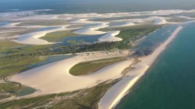 Jericoacoara Ceara Brezilya 'nın panorama hava manzarası. Ünlü seyahat noktasında manzaralı kumullar. Mavi gökyüzü ve çöl kumulları.