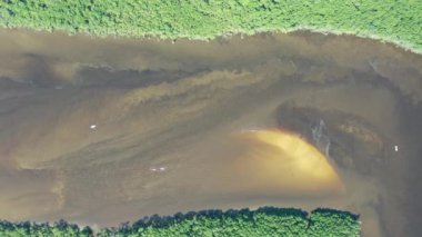 Itanhaem Sao Paulo Brezilya sahil şehrindeki canlı nehir manzarası yayılıyor. Sao Paulo eyaletinin güney kıyısında. Tropik bir manzara. Seyahat yerleri. Tatil seyahati. Popüler turizm simgesi.