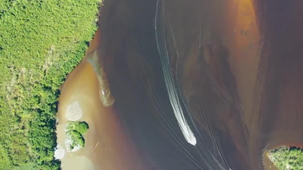 Panning Vidsträckt Utsikt Över Den Livliga Flodstranden Vid Kusten Staden — Stockvideo