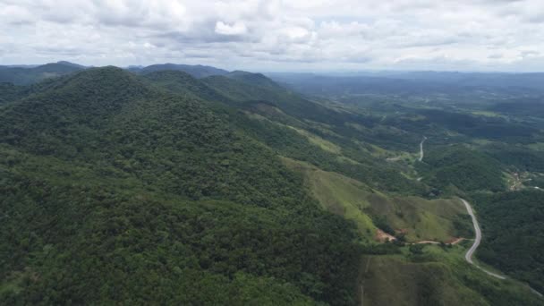 Panorama Vista Aérea Estrada Imigrantes Floresta Verde Árvores Montanhas Tráfego — Vídeo de Stock