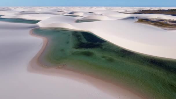 Panning Vidsträckt Utsikt Över Brasilianska Landmärke Regnvatten Sjöar Och Sanddyner — Stockvideo
