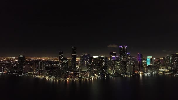 美国佛罗里达州迈阿密市中心迈阿密湾的夜景 位于海湾的公司大楼的夜生活 — 图库视频影像