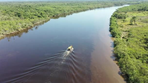 Weite Sicht Auf Das Pulsierende Flussufer Der Küstenstadt Itanhaem Sao — Stockvideo