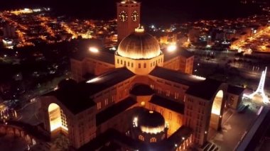 Brezilya 'daki din kilisesinin gece manzarası. Brezilya 'nın ünlü dini mabedi. Sao Paulo eyaletindeki ünlü Katolik kilise tapınağı. Katolik din rahibi.
