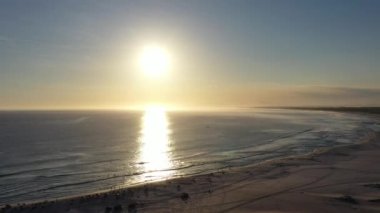 Rio de Janeiro Brezilya 'nın kıyı kenti Lakes Region turizm bölgesinin turkuaz suyunda gün batımı. Brezilya Karayipleri. Tropikal seyahat yerleri.