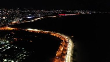 Porto Alegre Brezilya şehir merkezinin gece manzarası. Rio Grande do Sul Eyaleti. Şehrin turizm simgesi olan şehir manzarası. Tarihi merkez.