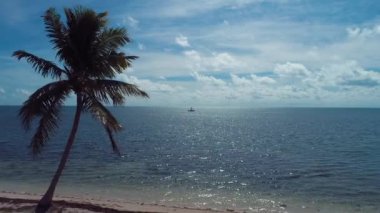 Florida Keys takımadalarındaki göz kamaştırıcı adaların panorama manzarası. Tropik ufuk çizgisi. Seyahat güzergahı. Turkuaz körfez suyu.