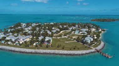 Florida Keys takımadalarındaki göz kamaştırıcı adaların panorama manzarası. Tropik ufuk çizgisi. Seyahat güzergahı. Turkuaz körfez suyu.