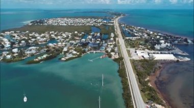 Florida Keys takımadalarındaki göz kamaştırıcı adaların geniş bir manzarası var. Tropik ufuk çizgisi. Seyahat güzergahı. Turkuaz körfez suyu.