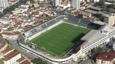 Sao Paulo Brezilya 'nın Coastal City şehrindeki ünlü Urbano Caldeira Stadyumu' nun geniş bir yelpazesi var. Spor merkezi stadyum sahası. Futbol sahası hava manzarası.