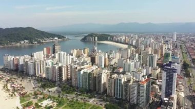 Sao Paulo Brezilya Sao Vicente eyaletinin geniş çaplı taraması. Popüler sahil manzarası. Sao Paulo 'nun güney sahili tropik seyahat için. Kıyı manzarası.