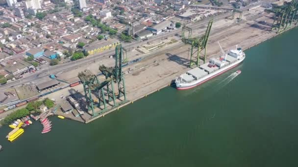 Panning Wide Freight Ship Santos Port Harbor Brasil Navio Contentor — Vídeo de Stock