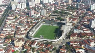 Sao Paulo Brezilya 'nın Coastal City şehrindeki ünlü Urbano Caldeira Stadyumu' nun geniş bir yelpazesi var. Spor merkezi stadyum sahası. Futbol sahası hava manzarası.