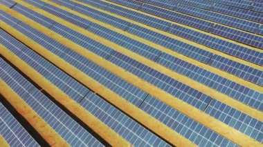 Fotovoltaik güneş panelleri çiftliği. Yeşil enerji üretimi. Kırsal kesimdeki güneş panelleri alanı. İklim değişikliğinin kontrolü için temizlik enerjisi. Çevre emisyonlarını azaltma.