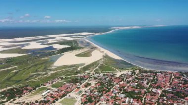 Jericoacoara Ceara Brezilya. Brezilya 'nın Ceara eyaletindeki tatil gezileri için tropikal plaj manzarası. Seyahat varış noktası.