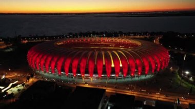 Porto Alegre Brezilya şehir merkezindeki spor merkezi stadyumunda gün batımı. Rio Grande do Sul Eyaleti. Şehrin turizm simgesi olan şehir manzarası. Tarihi merkez.