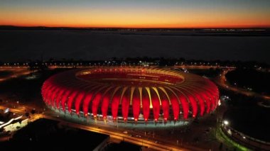 Porto Alegre Brezilya şehir merkezindeki spor merkezi stadyumunda gün batımı. Rio Grande do Sul Eyaleti. Şehrin turizm simgesi olan şehir manzarası. Tarihi merkez.