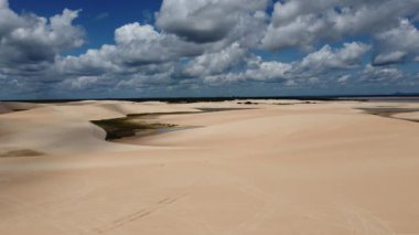 Jericoacoara Ceara Brezilya 'nın panorama hava manzarası. Ünlü seyahat noktasında manzaralı kumullar. Mavi gökyüzü ve çöl kumulları.