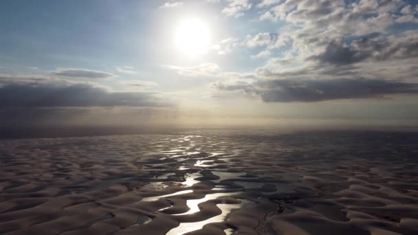 Ηλιοβασίλεμα Αμμόλοφους Και Λιμνοθάλασσες Βρόχινου Νερού Στον Βορειοανατολικό Παράδεισο Της — Αρχείο Βίντεο