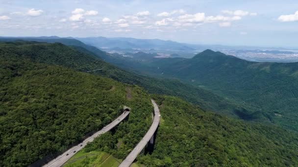 緑の森の木々や山で移民高速道路の空中風景 ブラジルの南海岸への有名な道路の方法で交通 伝説のエンジニアリング建設 屋外道路のランドマーク — ストック動画