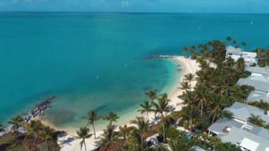 Florida Keys takımadalarındaki göz kamaştırıcı adaların geniş bir manzarası var. Tropik ufuk çizgisi. Seyahat güzergahı. Turkuaz körfez suyu.