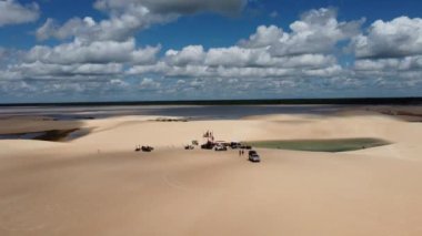 Jericoacoara Ceara Brezilya 'nın panorama hava manzarası. Ünlü seyahat noktasında manzaralı kumullar. Mavi gökyüzü ve çöl kumulları.