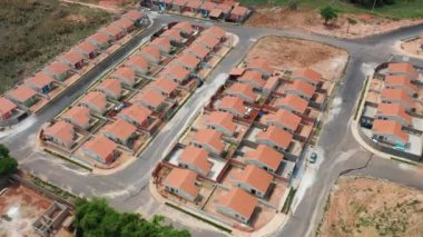 İnşaattaki sosyal konutların havadan görünüşü. Popüler konutların panoramik manzarası. Banliyöde popüler evler. Toplu konut inşaatı. Apartman banliyösünün popüler semt evleri.