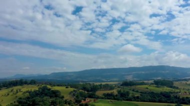 Kırsal kesim bulutları zaman ayarlı. Tropik bir manzara. Mavi gökyüzünde hareket var. Renkli ufuk çizgisi.