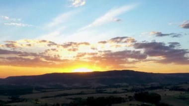 Kırsal kesim bulutları zaman ayarlı. Tropik bir manzara. Mavi gökyüzünde hareket var. Renkli ufuk çizgisi.