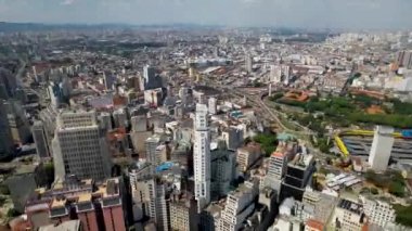 Sao Paulo şehir merkezindeki geniş bir zaman dilimi şehri taranıyor. 4K UHD şehir ve trafik manzarasının zaman aşımı.