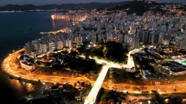 Florianopolis şehir merkezi Santa Catarina Brezilya 'nın gece manzarası. Tropikal ada. Uluslararası tropik seyahat merkezleri.