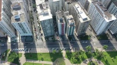 Kıyı şehri Santos Sao Paulo Brezilya 'nın her yerine yayılmış durumda. Popüler sahil manzarası. Sao Paulo 'nun güney sahili tropik seyahat için. Kıyı manzarası.
