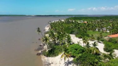 Brezilya 'nın yağmur suyu gölleri ve kum tepelerini geniş açıdan görebiliyoruz. Lencois Maranhens Maranhao. Uluslararası seyahat yerleri.