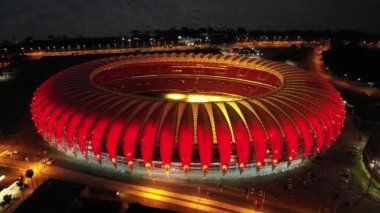 Porto Alegre Brezilya şehir merkezindeki spor merkezi stadyumunda gün batımı. Rio Grande do Sul Eyaleti. Şehrin turizm simgesi olan şehir manzarası. Tarihi merkez.