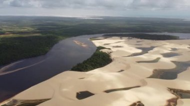 Brezilya 'nın yağmur suyu gölleri ve kum tepelerini geniş açıdan görebiliyoruz. Lencois Maranhens Maranhao. Uluslararası seyahat yerleri.