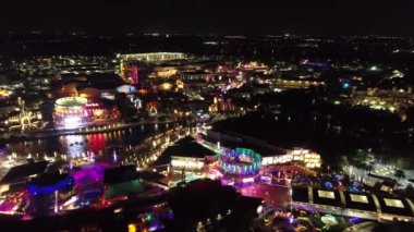 Orlando Birleşik Devletleri şehir merkezindeki lunaparktaki aydınlanma manzarası. Lunaparktaki gece eğlencesi. Orlando Florida şehir merkezi, Birleşik Devletler.