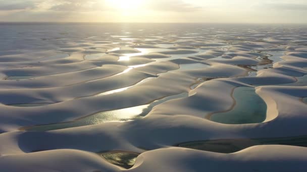 Západ slunce v písečných dunách a lagunách dešťové vody v severovýchodním brazilském ráji. Světová destinace. Tropická scenérie. Lencois Maranhenses Maranhao Brazílie.