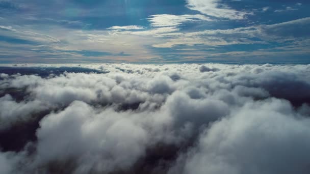 霧の朝だ 雲の上に太陽の光線 日光の天気 日の出の雲の空 霧の朝の風景の広い空中ビューのパン — ストック動画