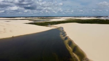 Jericoacoara Ceara Brezilya 'nın panorama hava manzarası. Ünlü seyahat noktasında manzaralı kumullar. Mavi gökyüzü ve çöl kumulları.