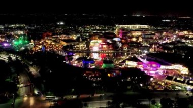 Orlando Florida USA şehir merkezindeki eğlence parkındaki gece manzarası. Lunaparktaki gece eğlencesi. Orlando Florida şehir merkezinde renkli bir eğlence..