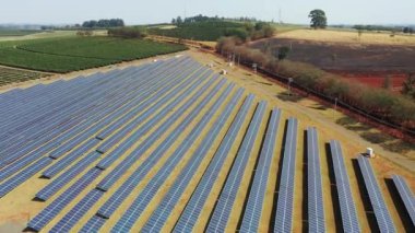 Fotovoltaik güneş panelleri çiftliği. Yeşil enerji üretimi. Kırsal kesimdeki güneş panelleri alanı. İklim değişikliğinin kontrolü için temizlik enerjisi. Çevre emisyonlarını azaltma.