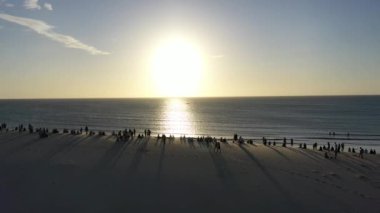 Ceara Brezilya 'nın ünlü Jericoacoara plajında renkli günbatımı gökyüzü. Tatil gezisi için tropikal manzarada gün batımı. Kuzeydoğu Brezilya.