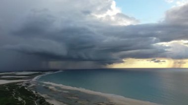 Jericoacoara Ceara Brezilya. Brezilya 'nın Ceara eyaletindeki tatil gezileri için tropikal plaj manzarası. Seyahat varış noktası.