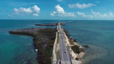 Florida Keys takımadalarındaki göz kamaştırıcı adaların geniş bir manzarası var. Tropik ufuk çizgisi. Seyahat güzergahı. Turkuaz körfez suyu.